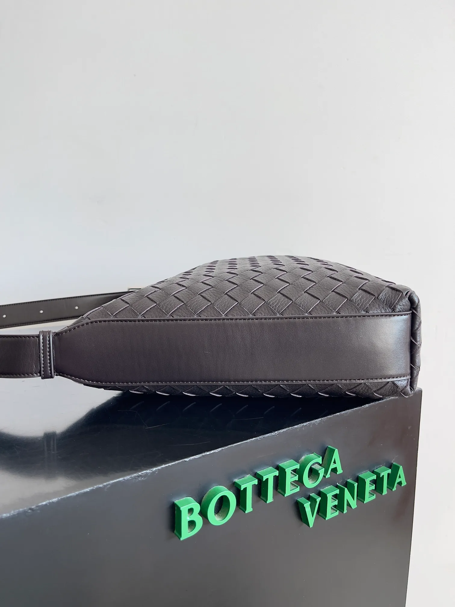 Batch 2360 BOTTEGA VENETA's new Traveler deerskin series is here! The travel season is coming soon, and I believe you must need a large-capacity and simple bag. This new Traveler is very in line with the current travel craze. The whole bag is designed with deerskin and is made of the highest quality leather. It feels tougher to the touch. The super large capacity is suitable for short trips. Traveling with friends and family does not require carrying heavy luggage. It is also very convenient for friends who often travel for work. You can carry two changes of clothes and a computer with you. It also comes with an adjustable shoulder strap to free your hands. Style number: 815748 Size: 35*29.5*8.5cm